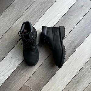 Timberland Youth Premium 6-Inch Waterproof Boot | Size: 2.5 | Pre-Owned Conditio